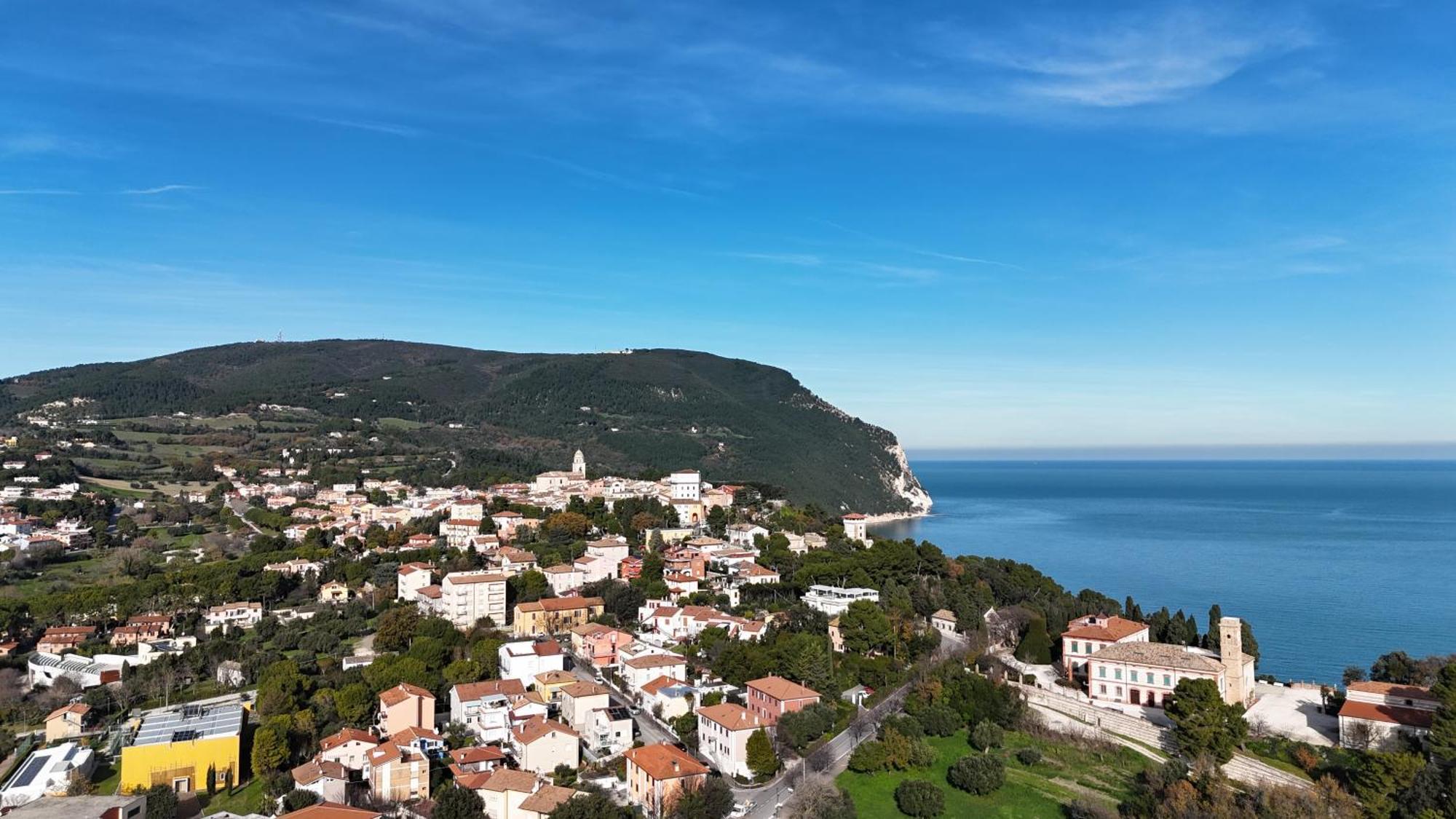 N185 - Numana, Meraviglioso Trilocale Con Terrazzo E Piscina Kültér fotó